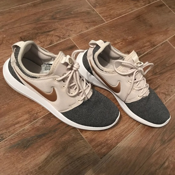 Nikes - Picture 2 of 5
